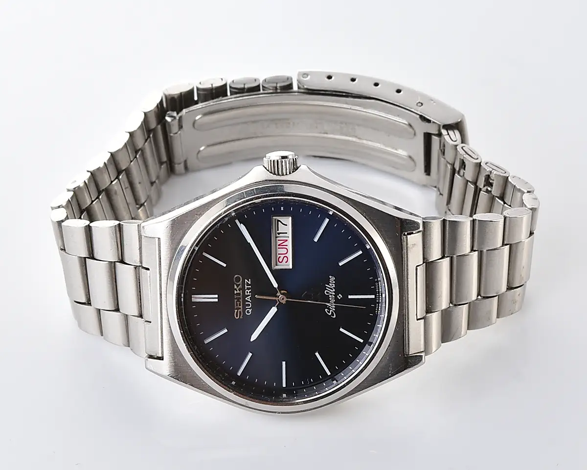 Vintage Seiko SilverWave Quartz – Navy Blue Dial Day-Date from December 1982 - Image 6