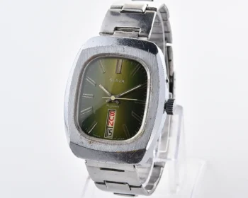 Cushion-case Slava Soviet mechanical watch with green gradient dial, day & date, 26 jewels, engraved case back, from the 1970s