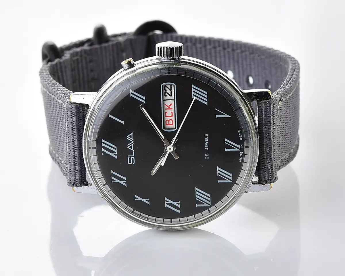Slava Soviet mechanical watch with black dial and Roman numerals, day & date, 26 jewels, from the 1980s - Image 5