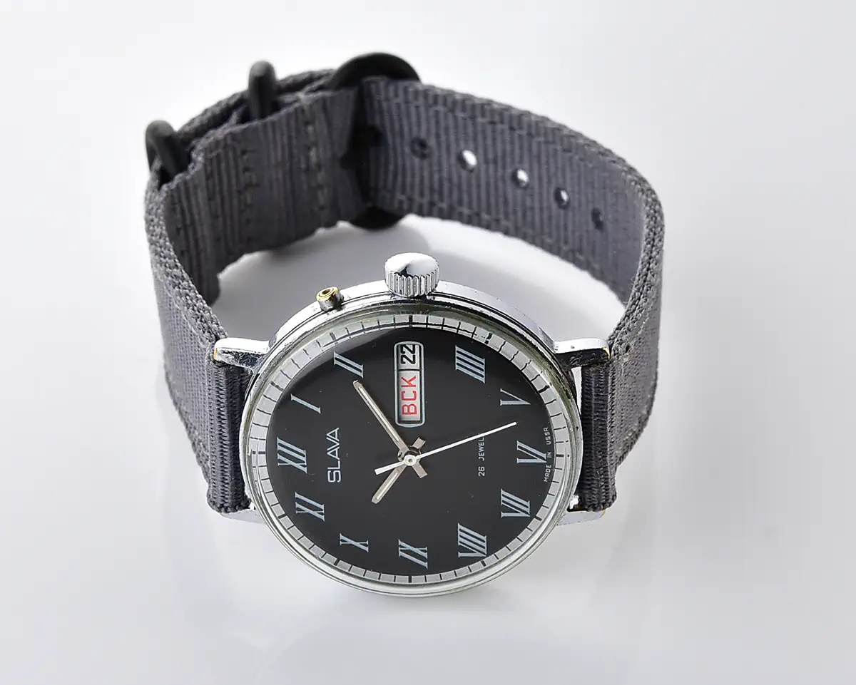 Slava Soviet mechanical watch with black dial and Roman numerals, day & date, 26 jewels, from the 1980s - Image 6