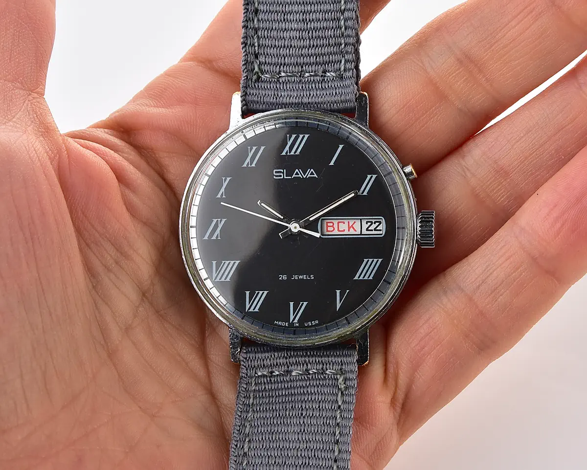 Slava Soviet mechanical watch with black dial and Roman numerals, day & date, 26 jewels, from the 1980s - Image 7
