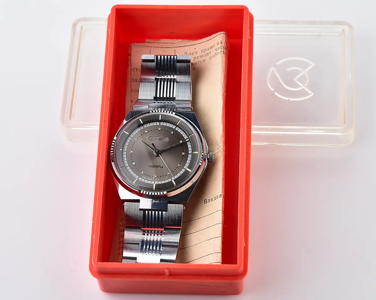 Slava Soviet quartz watch on integrated steel bracelet - complete with box & passport, from February 1985 - Image 11