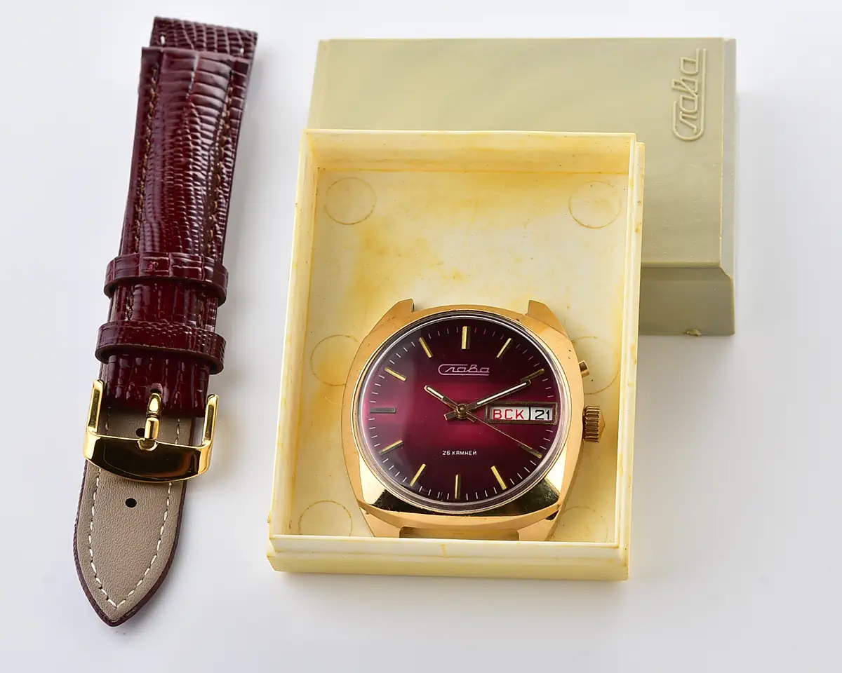 Cushion-case Slava Soviet gold-plated mechanical watch with burgundy dial, day & date, 26 jewels – with box, presented by the Kiev Military District command in December 1981 - Image 5