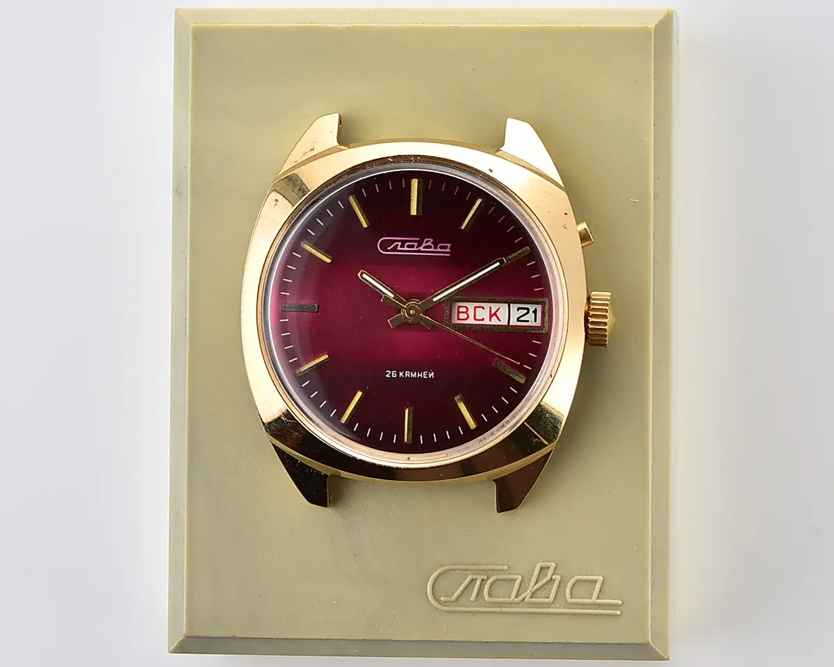 Cushion-case Slava Soviet gold-plated mechanical watch with burgundy dial, day & date, 26 jewels – with box, presented by the Kiev Military District command in December 1981 - Image 6